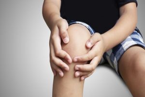 Rheuma bei Kindern: Auf diese Symptome sollten Eltern achten 