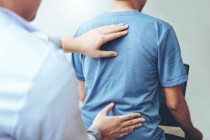 Schmerzfrei nach der Rücken-OP: Richtiges Verhalten nach einer Operation
