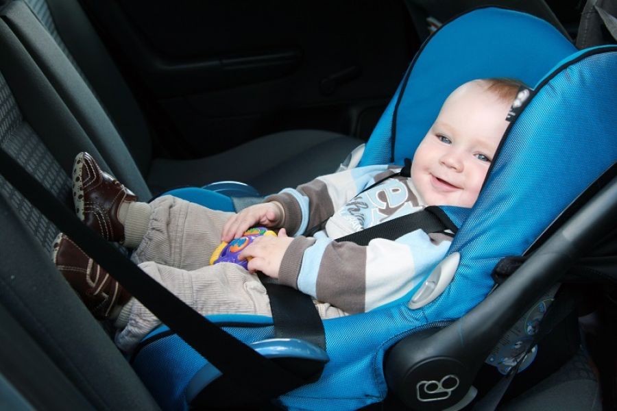 Autofahrten mit Kleinkindern: Durch die richtige Sitzposition die