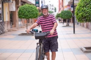 Senioren sicher auf dem Pedelec: Helm, Tempo und Fitness-Check
