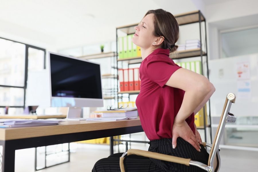 Bloß nicht sitzen bleiben! Rückenschmerzen im Büroalltag und ihre Vorbeugung