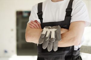 Hände vor Unfällen schützen: An der Kreissäge besser ohne Handschuhe