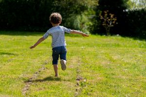 Warum draußen spielen für Kinder wichtig ist