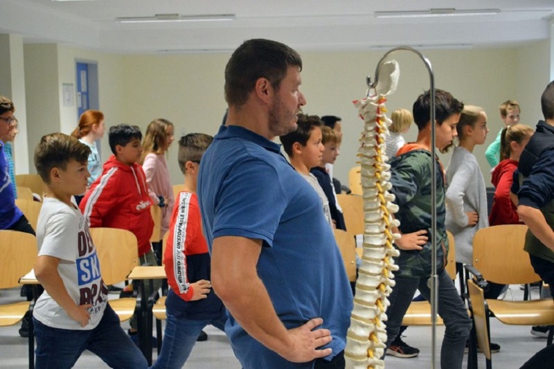 Rückenrodeo im Klassenzimmer- „Rückenfit“ feiert Premiere